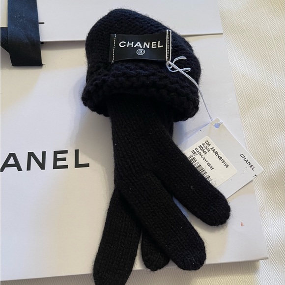AUTHENTIC CHANEL BLACK/ LT BEIGE-BEANIE HAT AND GLOVES SET CC LOGO NEW WITH TAGS - Picture 8 of 8
